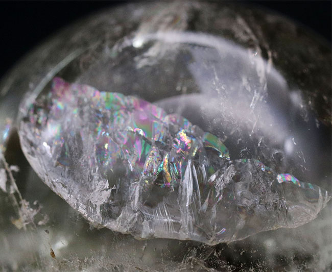 内部から虹色の閃光を放つ！カルサイト（Calcite）の大きな球体結晶。その名もレインボーカルサイト！（その2）