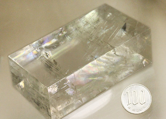 虹色の干渉色が楽しめます!方解石の大きな結晶。(その16)