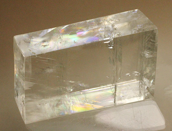 虹色の干渉色が楽しめます!方解石の大きな結晶。(その7)