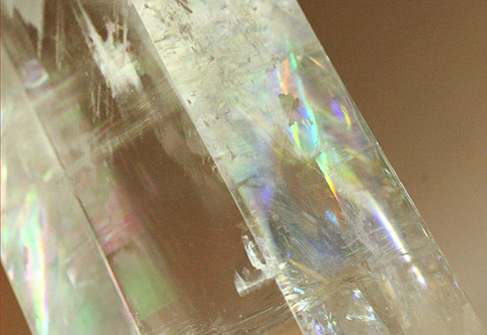 虹色の干渉色が楽しめます!方解石の大きな結晶。(その9)