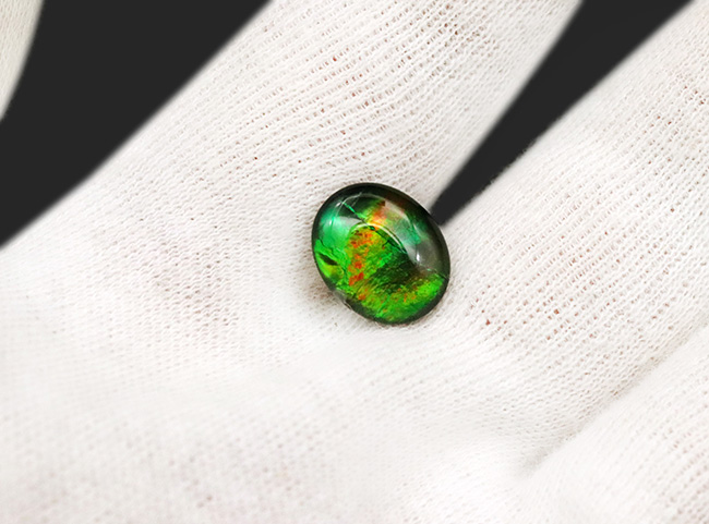 グリーンに輝く！希少な生物起源の宝石、アンモライト（Ammolite）を使ったピンブローチ（その2）