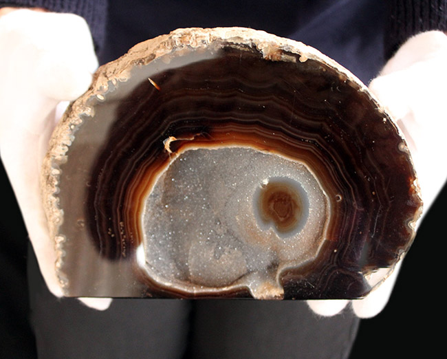 深いブラウンを呈する、典型的なブラジル産メノウ（Agate）。左右２０センチ、２．５キログラム弱の重厚感あふれる標本です（その5）
