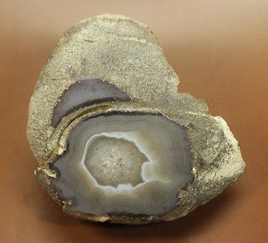１.９キロオーバー！典型的な産状を示すブラジル産メノウの原石(Agate)（その1）