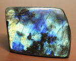青と緑が共存する鉱物ラブラドライト(Labradorite)