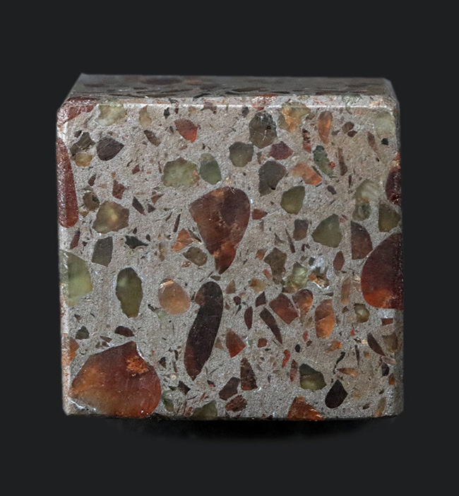 人気のキューブ型のケニア産パラサイト隕石。フレッシュな状態を維持した上質品（その1）