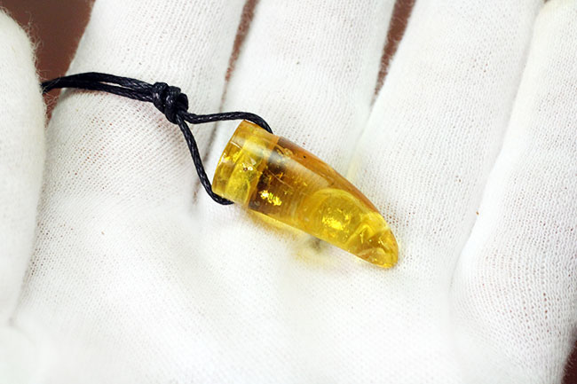 自然由来の宝石である琥珀を使ったペンダントトップ。名産地のバルト海産（黒紐、高級ジュエリーケース付）。（その4）