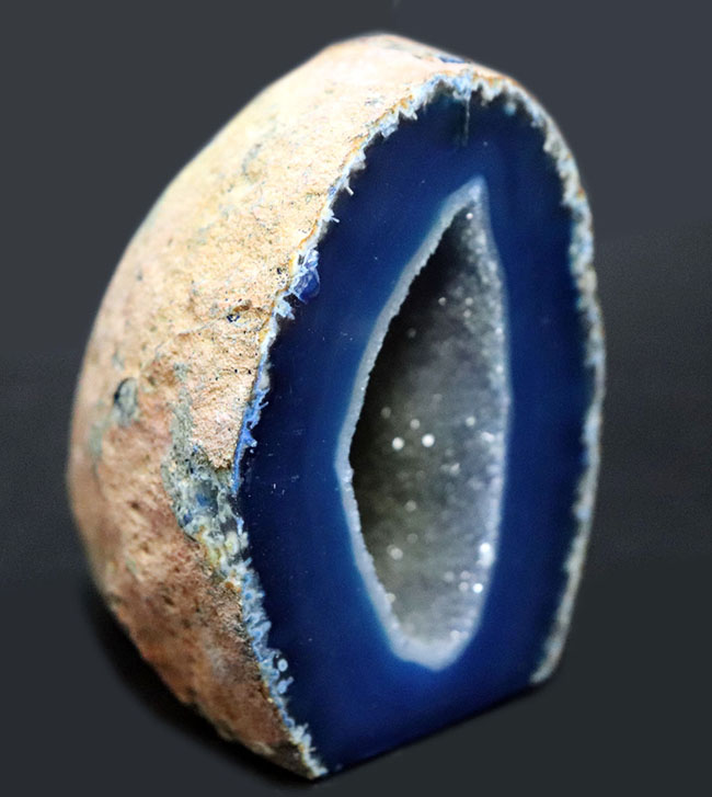 人気のブルーメノウ！内部に空洞のある晶洞タイプ、インテリアとしておすすめ！ブラジル産の縞メノウ（Agate）（その5）