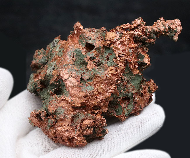 これが自然銅だ！お、重い・・・。米国ミシガン州のカレドニア鉱床産の自然銅（Native copper）（その2）