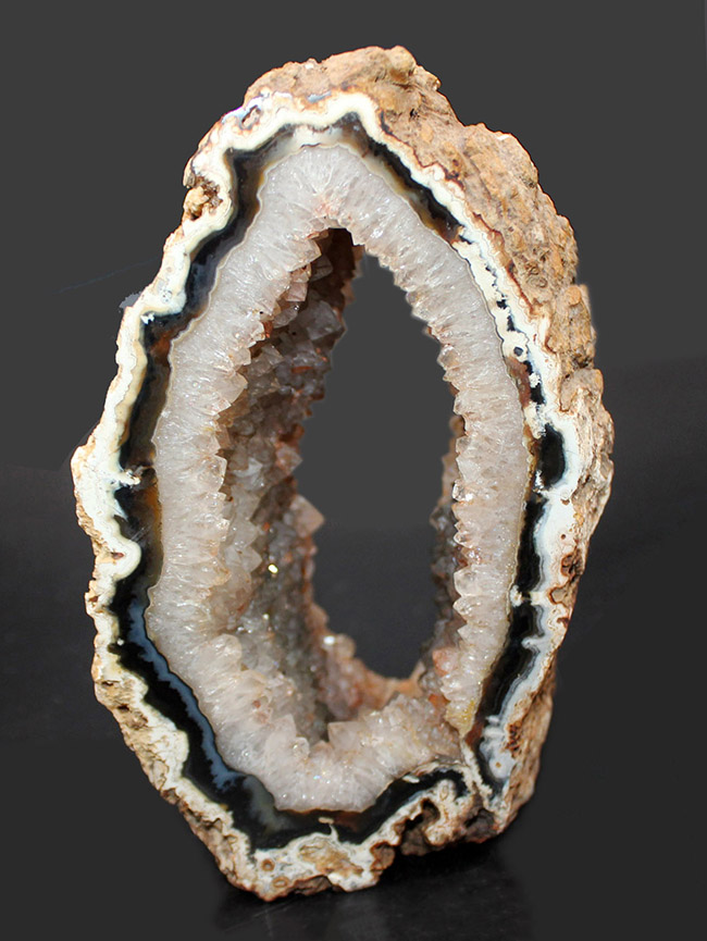 中央にぽっかりと穴の空いた面白い形をしたブラジル産メノウ（Agate）。自立展示可。（その1）