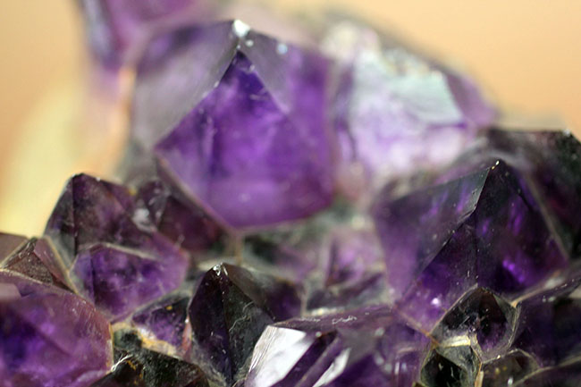これぞ「紫」水晶と言いたくなる色の濃さ！宝石として知られるアメシスト（amethyst）の大きな原石（その6）