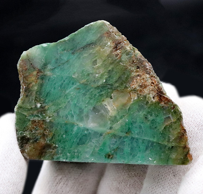 アフリカンジェイドの名で知られる、鮮やかな緑を呈する鉱物（その2）