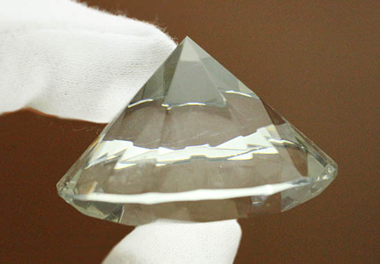 ダイアモンド風にカットされた水晶(クリスタル)(その1)