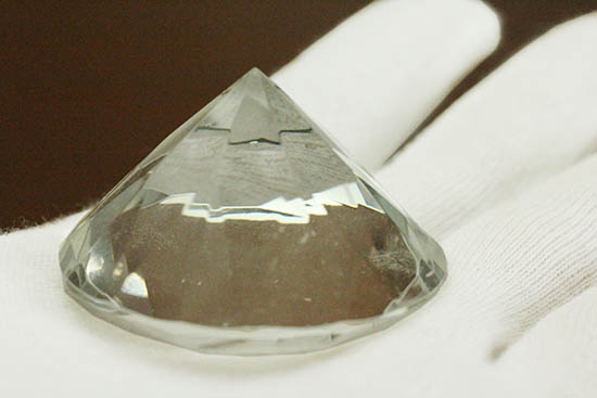ダイアモンド風にカットされた水晶(クリスタル)(その11)