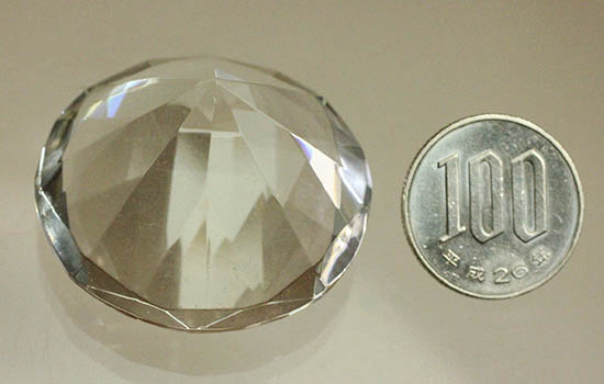 ダイアモンド風にカットされた水晶(クリスタル)(その13)
