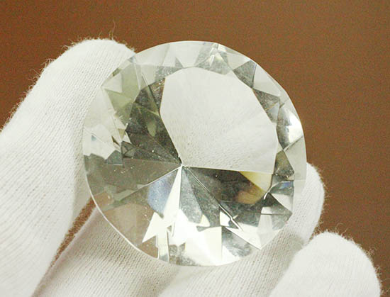 ダイアモンド風にカットされた水晶(クリスタル)(その3)
