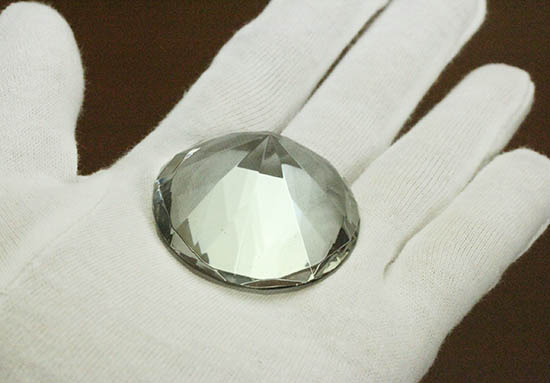 ダイアモンド風にカットされた水晶(クリスタル)(その4)