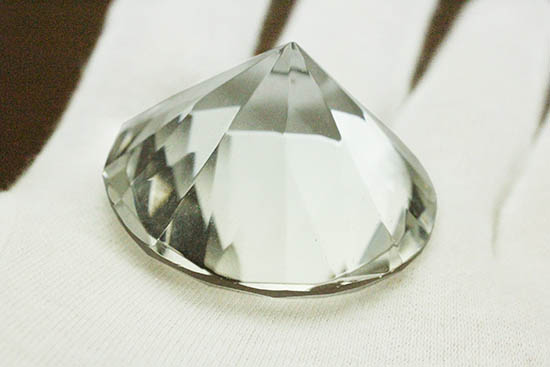 ダイアモンド風にカットされた水晶(クリスタル)(その5)