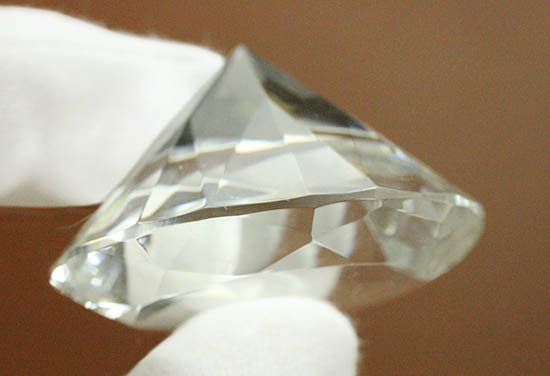 ダイアモンド風にカットされた水晶(クリスタル)(その6)