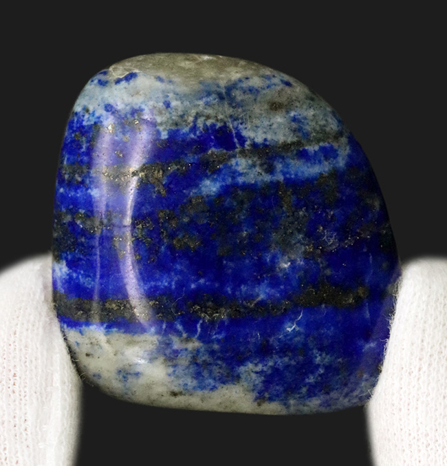 ラズライトの濃いブルーに加えて、黄鉄鉱によるゴールド、方解石のホワイトなど、様々な色を呈する、美しい天然ラピスラズリ（Lapis lazuli）のポリッシュ標本（その1）