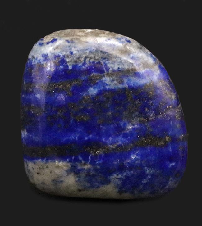 ラズライトの濃いブルーに加えて、黄鉄鉱によるゴールド、方解石のホワイトなど、様々な色を呈する、美しい天然ラピスラズリ（Lapis lazuli）のポリッシュ標本（その2）