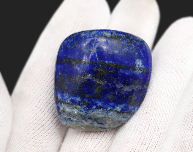 ラズライトの濃いブルーに加えて、黄鉄鉱によるゴールド、方解石のホワイトなど、様々な色を呈する、美しい天然ラピスラズリ（Lapis lazuli）のポリッシュ標本（その3）