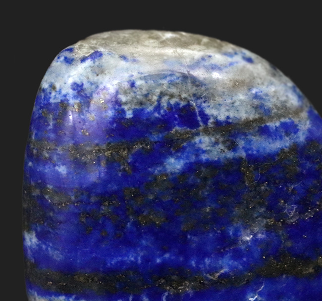 ラズライトの濃いブルーに加えて、黄鉄鉱によるゴールド、方解石のホワイトなど、様々な色を呈する、美しい天然ラピスラズリ（Lapis lazuli）のポリッシュ標本（その4）