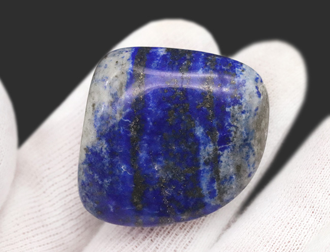 ラズライトの濃いブルーに加えて、黄鉄鉱によるゴールド、方解石のホワイトなど、様々な色を呈する、美しい天然ラピスラズリ（Lapis lazuli）のポリッシュ標本（その5）