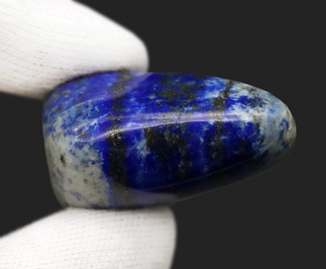 ラズライトの濃いブルーに加えて、黄鉄鉱によるゴールド、方解石のホワイトなど、様々な色を呈する、美しい天然ラピスラズリ（Lapis lazuli）のポリッシュ標本（その6）