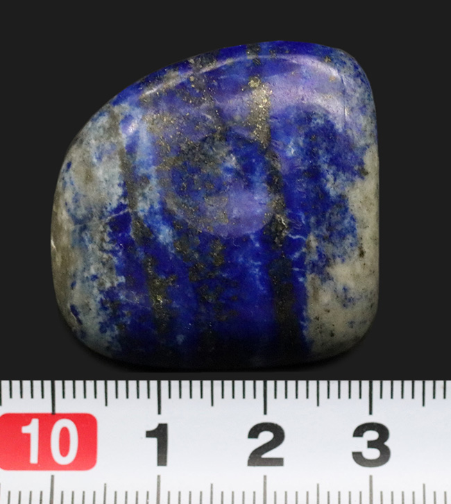 ラズライトの濃いブルーに加えて、黄鉄鉱によるゴールド、方解石のホワイトなど、様々な色を呈する、美しい天然ラピスラズリ（Lapis lazuli）のポリッシュ標本（その7）