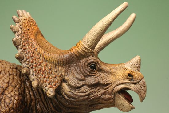 ティラノサウルスとトリケラトプス恐竜フィギュア2体セット(本物化石1個付き)(その15)