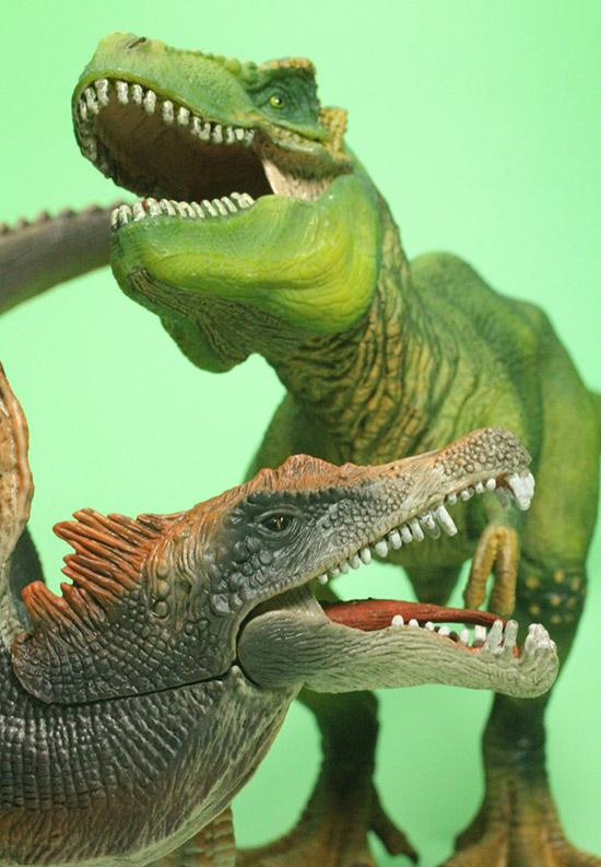 ティラノサウルスとスピノサウルス恐竜フィギュア2体セット（本物化石1個付き）（その1）
