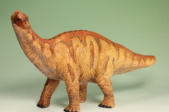 草食恐竜の代表格！アパトサウルス恐竜フィギュア（本物化石1個付き）