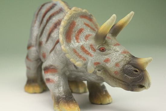 トリケラトプス恐竜ミニフィギュア（本物化石1個付き）（その1）