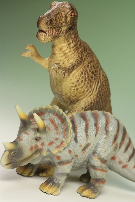ティラノサウルスとトリケラトプス恐竜ミニフィギュア2体セット（本物化石1個つき）（その16）