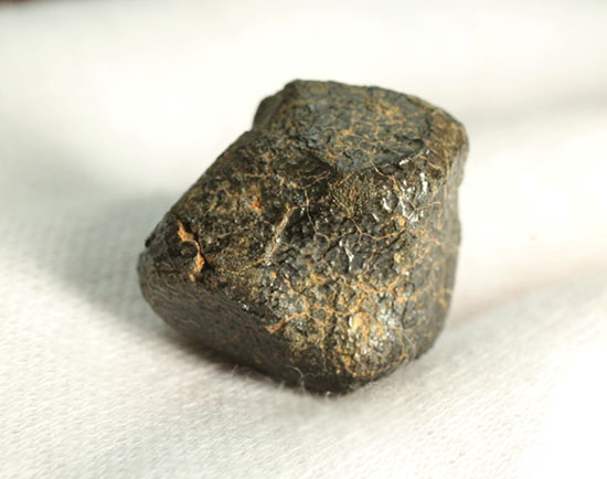 どこかの星の地殻に起源があるとされるユークライト。良質の溶融表皮を備えたキャメルドゥンガ（Camel Donga）隕石（その9）