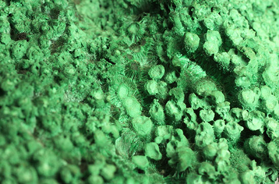 鮮やかな緑色鉱物、その名は翠銅鉱(すいどうこう:Dioptase)(その8)