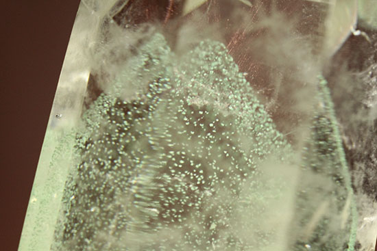 幽霊水晶こと、ファントムクオーツ。見えそうで見えない、何とも不思議な構造