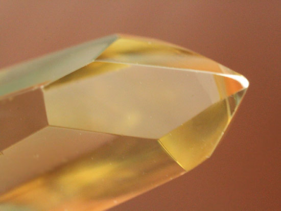 薄黄色の天然鉱物、その名はシトリン(citrine)