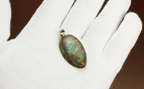 青から赤まで多彩に光る、アンモナイトペンダントトップ(Ammonite)(その12)