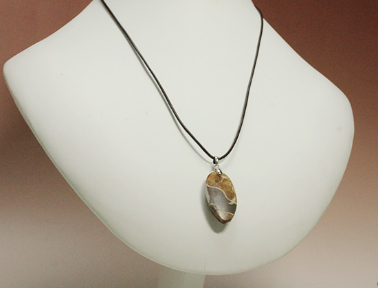 青から赤まで多彩に光る、アンモナイトペンダントトップ(Ammonite)(その7)