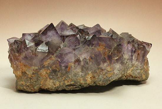 強い濃い紫が印象的な、５ｋｇを超える宝石アメシスト原石（その2）