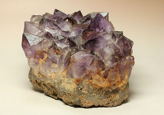 強い濃い紫が印象的な、５ｋｇを超える宝石アメジスト原石