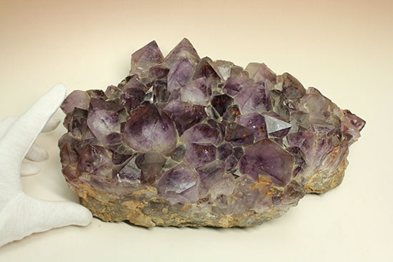 強い濃い紫が印象的な、５ｋｇを超える宝石アメジスト原石