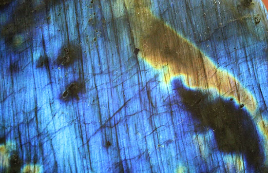 スカイブルーのラブラドレッセンスを堪能できる300gを超える巨大なラブラトライト(Labradorite)(その12)