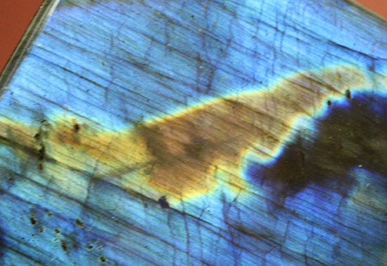 スカイブルーのラブラドレッセンスを堪能できる300gを超える巨大なラブラトライト(Labradorite)(その14)