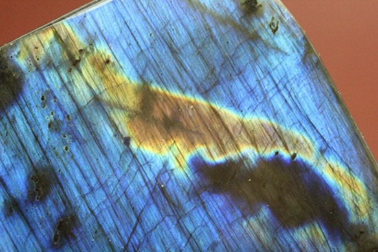 スカイブルーのラブラドレッセンスを堪能できる300gを超える巨大なラブラトライト(Labradorite)(その5)