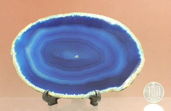 群青色のグラデーション層が特徴、鉱物メノウ標本(Agate)（その10）