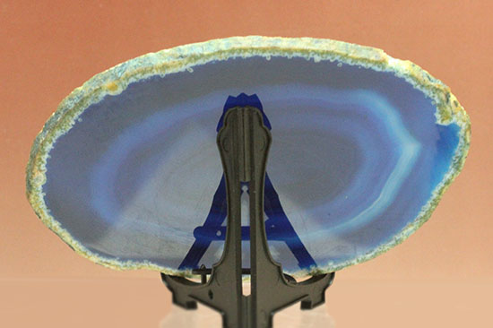 群青色のグラデーション層が特徴、鉱物メノウ標本(Agate)（その5）