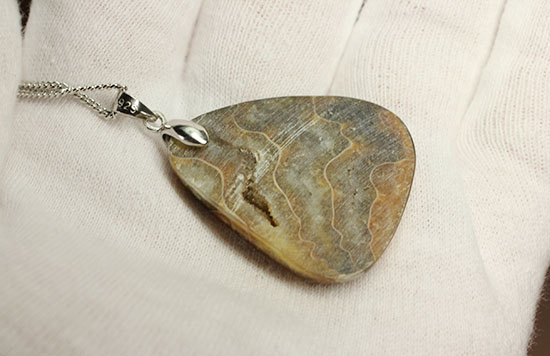 三角形フォルムが気に入った方に!ワイドに輝く光るアンモナイトのペンダントトップ(Ammonite)(その14)