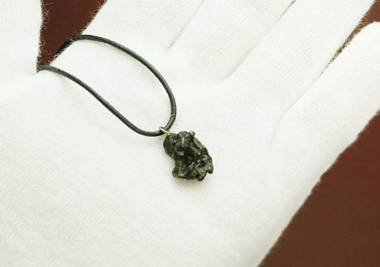 カンポ・デル・シエロ隕石のペンダントトップ（革紐付き）/新生代（6500万年前 -- 現在）【ot908】